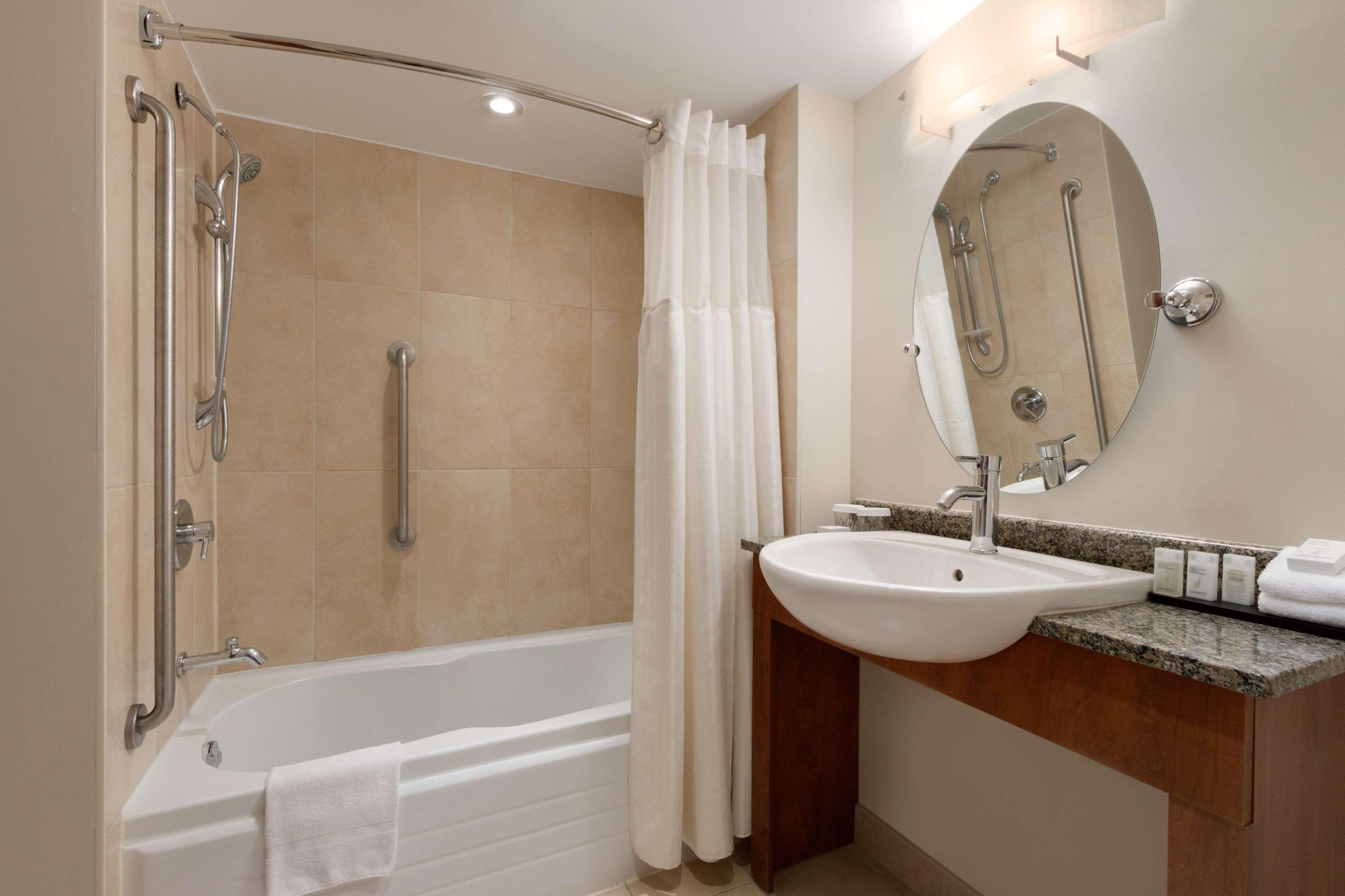 Embassy Suites By Hilton - Montreal Bagian luar foto