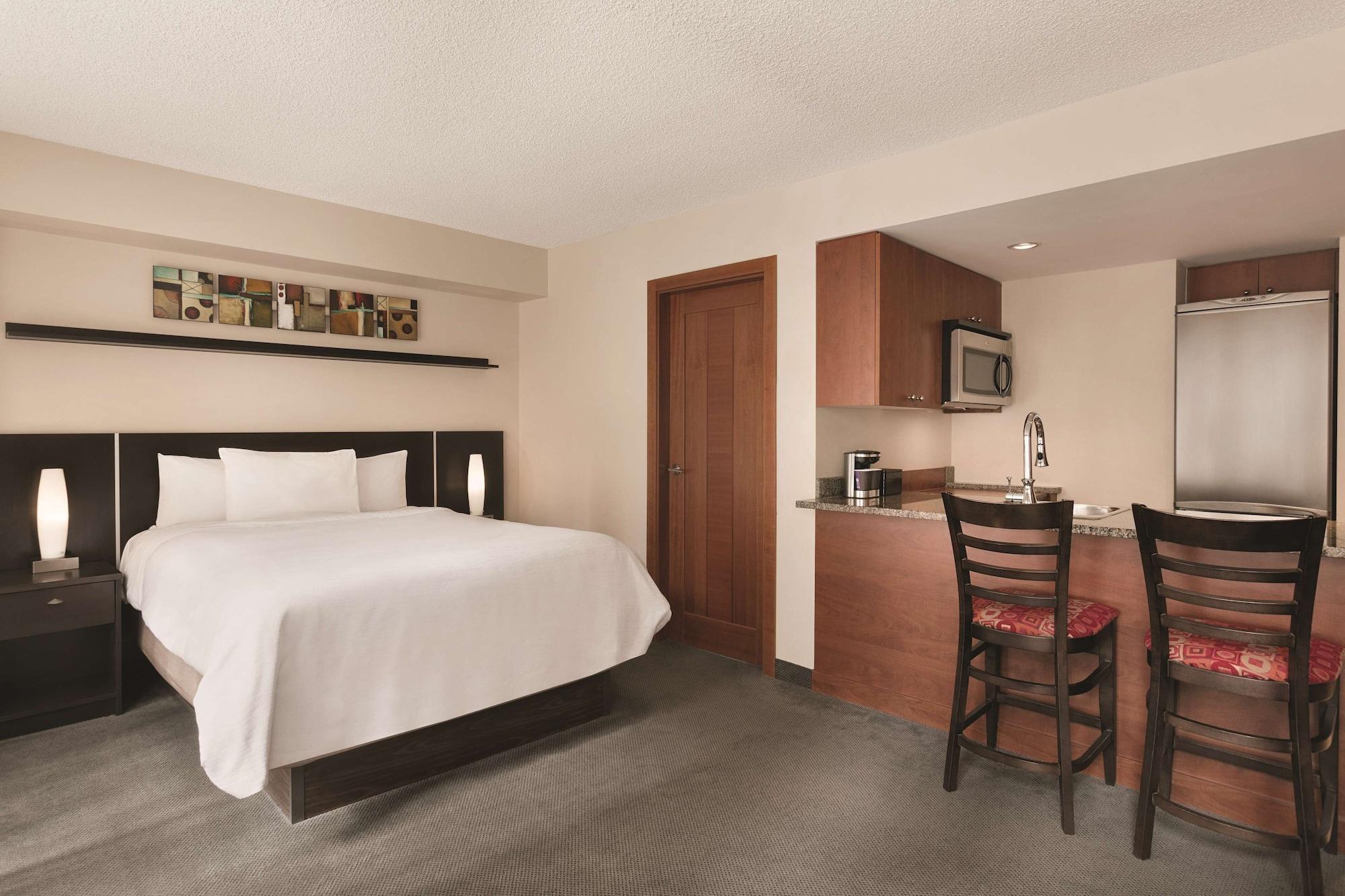 Embassy Suites By Hilton - Montreal Bagian luar foto