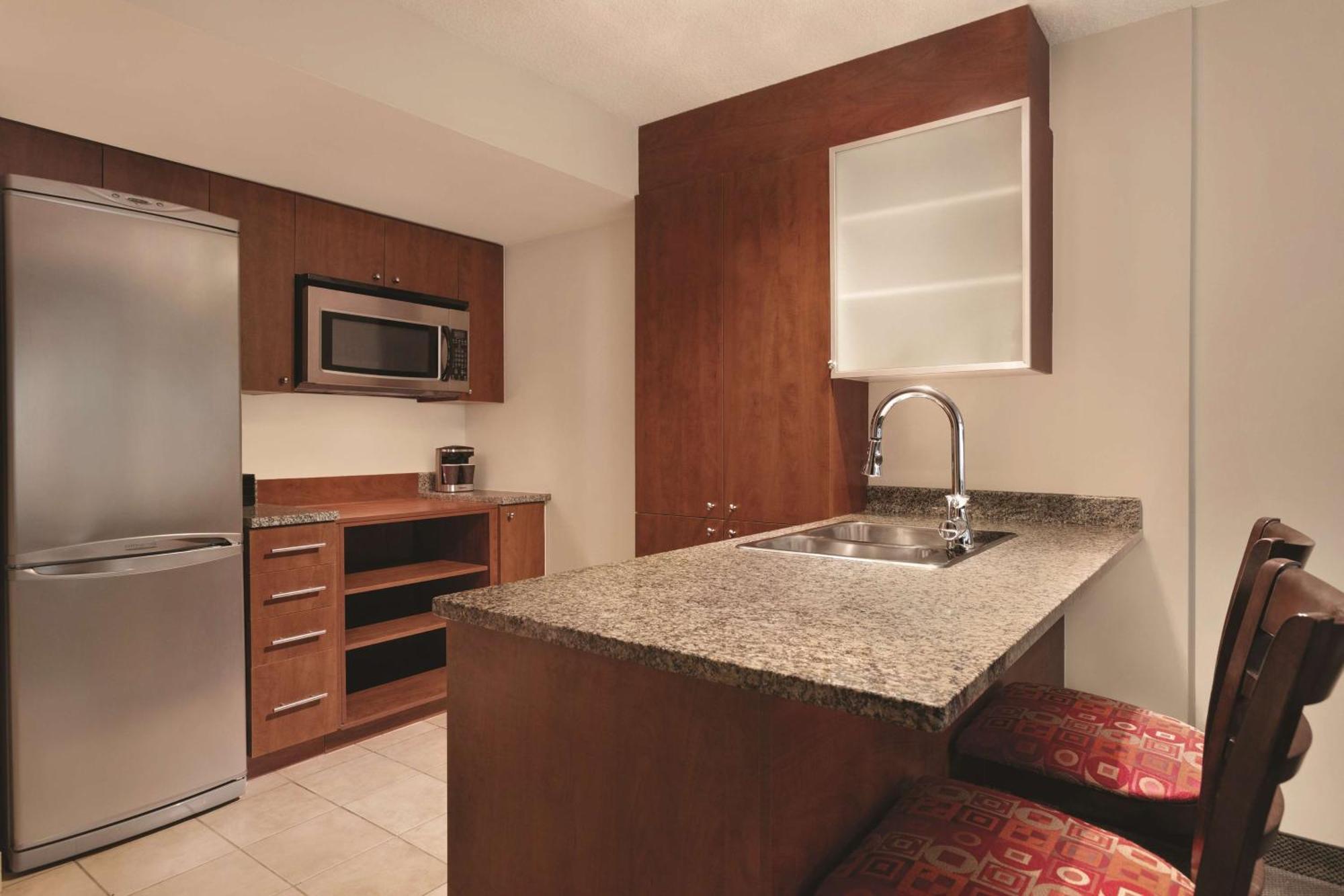 Embassy Suites By Hilton - Montreal Bagian luar foto