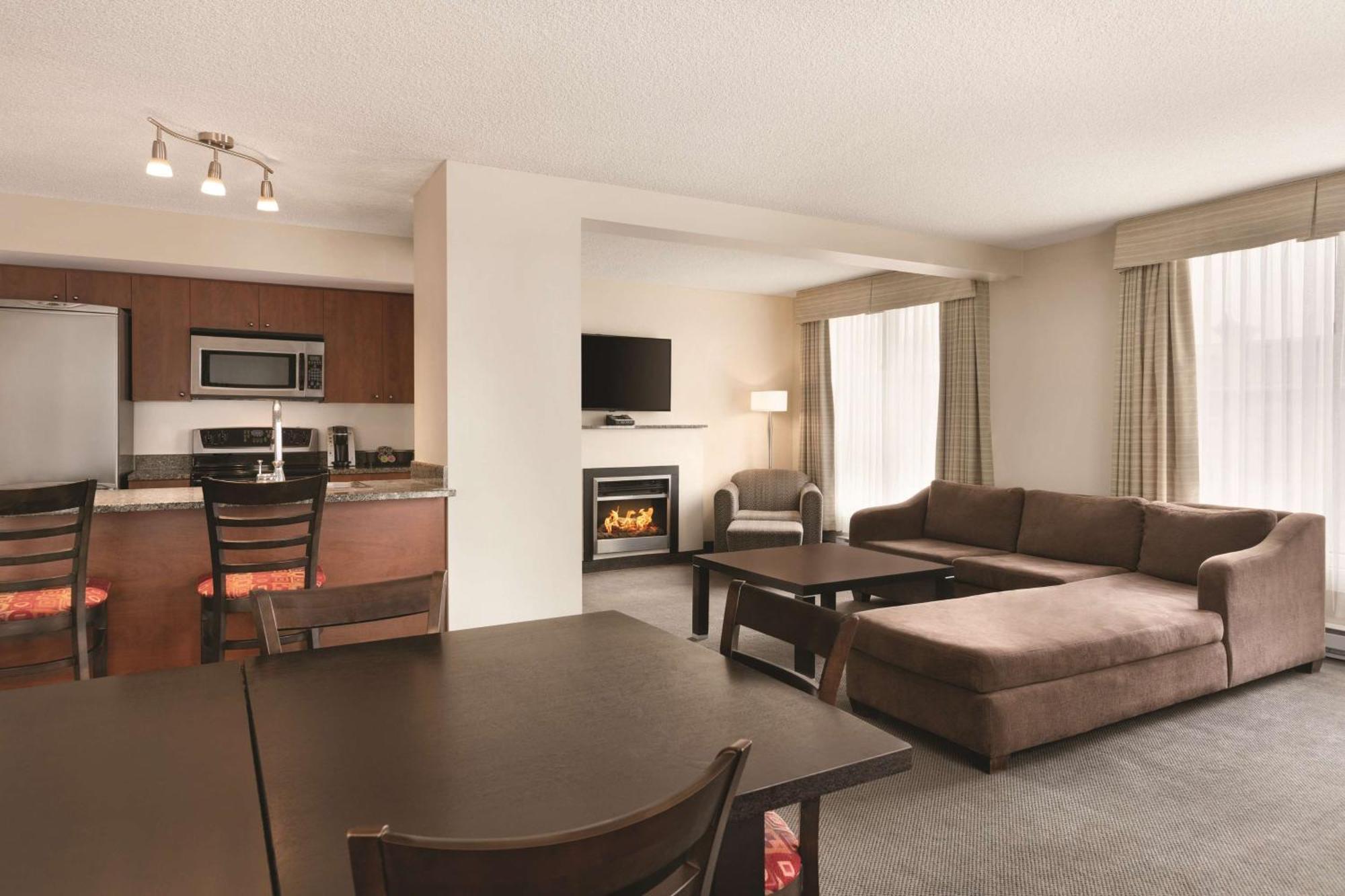Embassy Suites By Hilton - Montreal Bagian luar foto