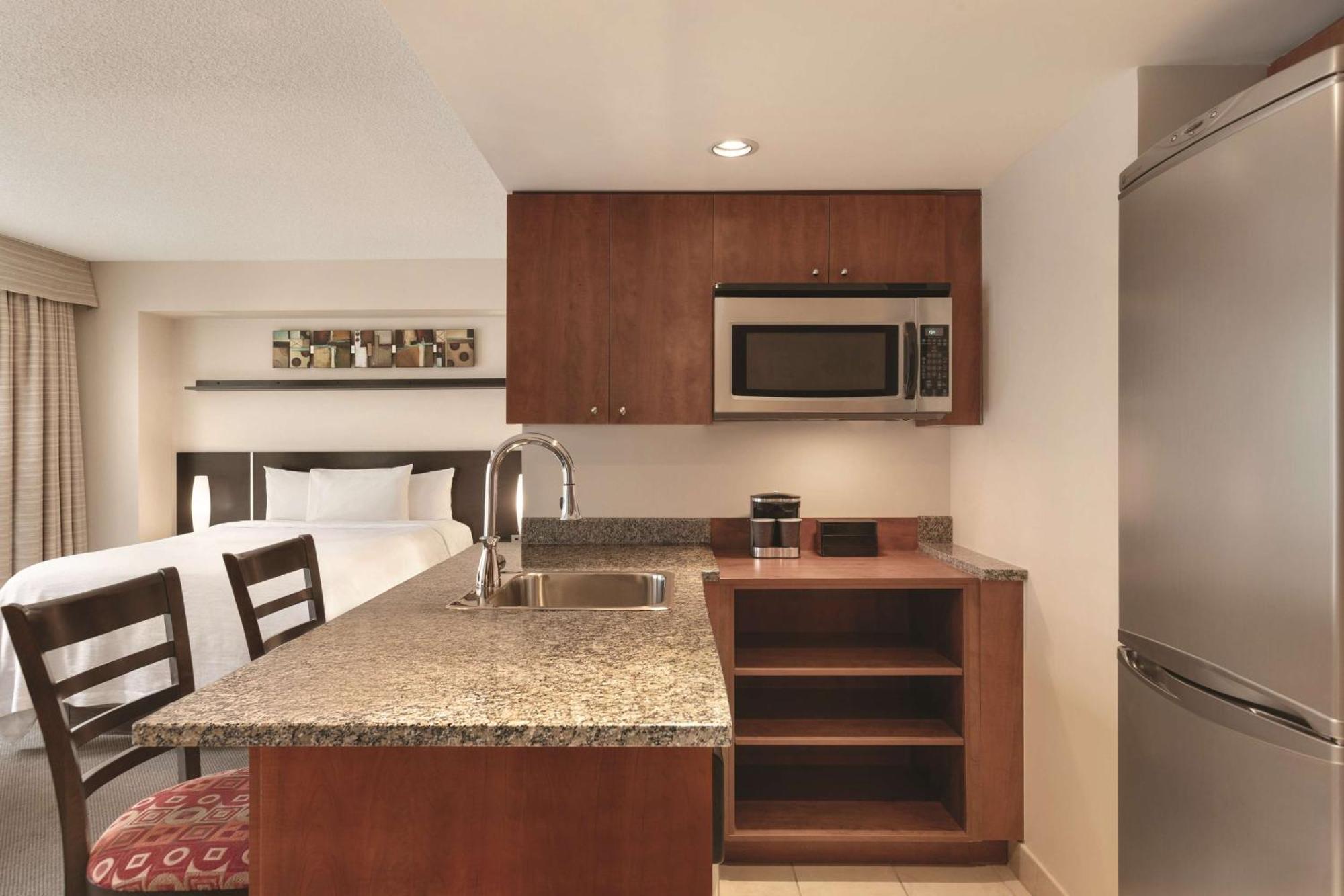 Embassy Suites By Hilton - Montreal Bagian luar foto