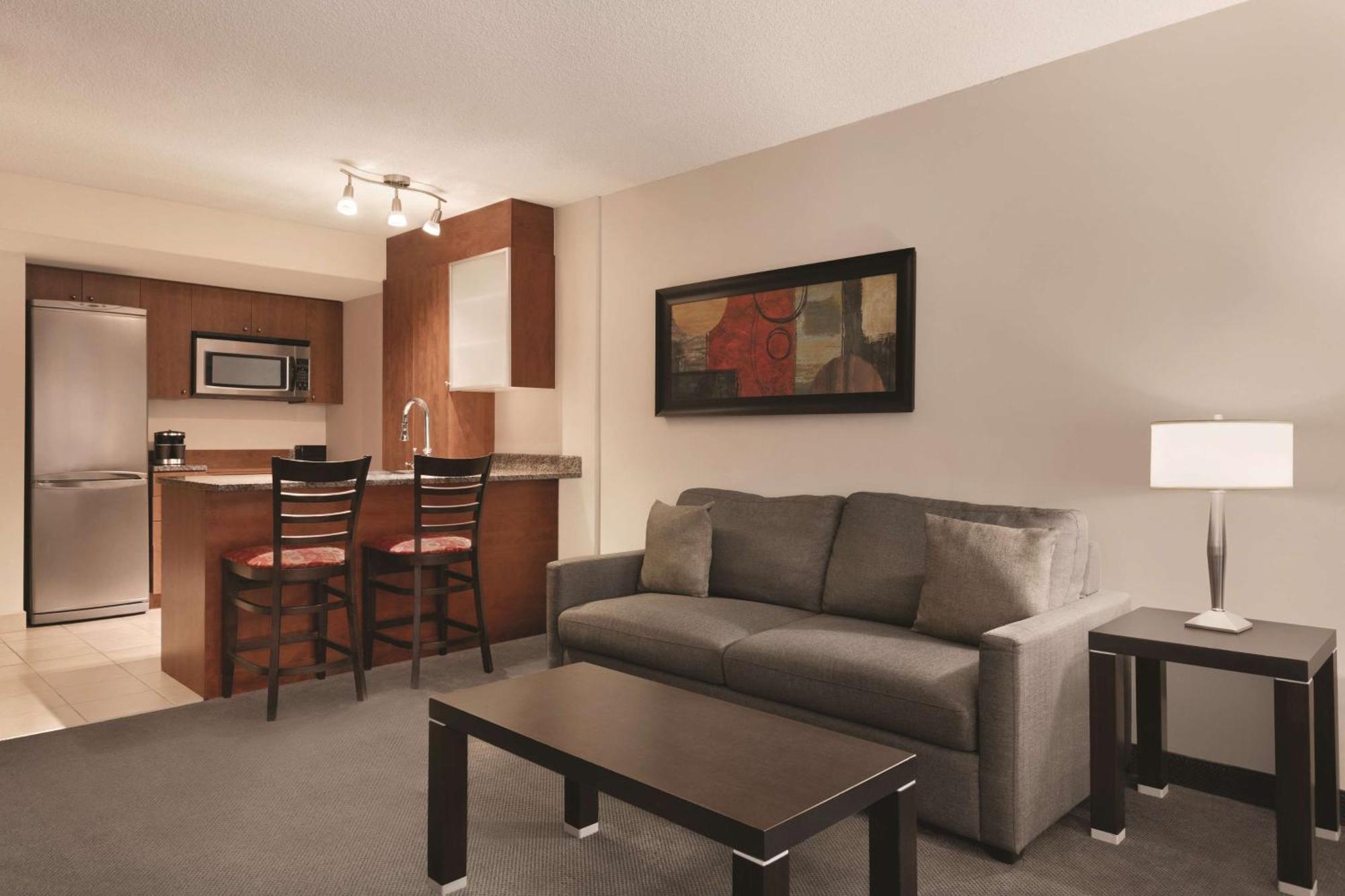 Embassy Suites By Hilton - Montreal Bagian luar foto