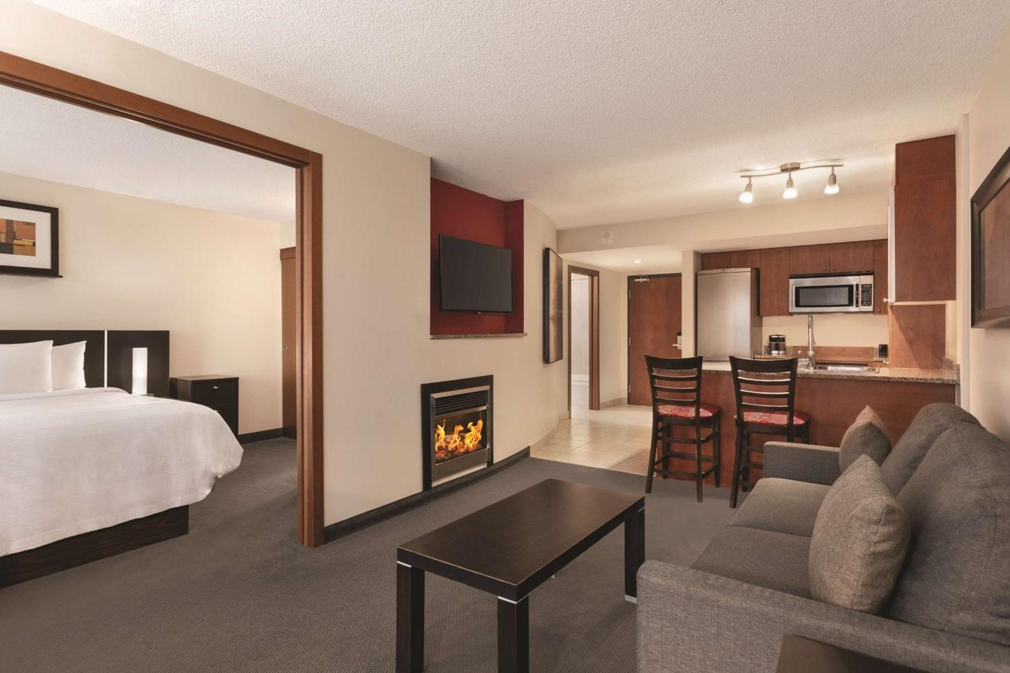 Embassy Suites By Hilton - Montreal Bagian luar foto