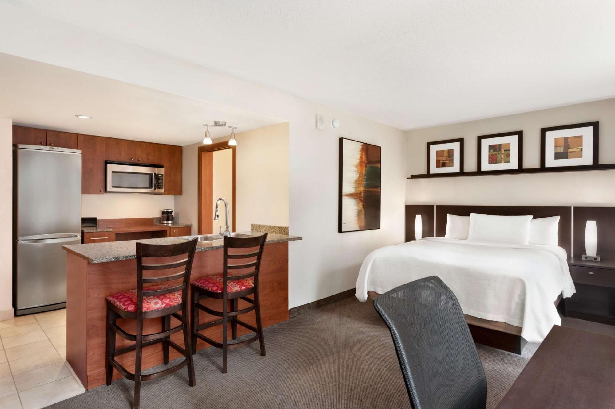 Embassy Suites By Hilton - Montreal Bagian luar foto