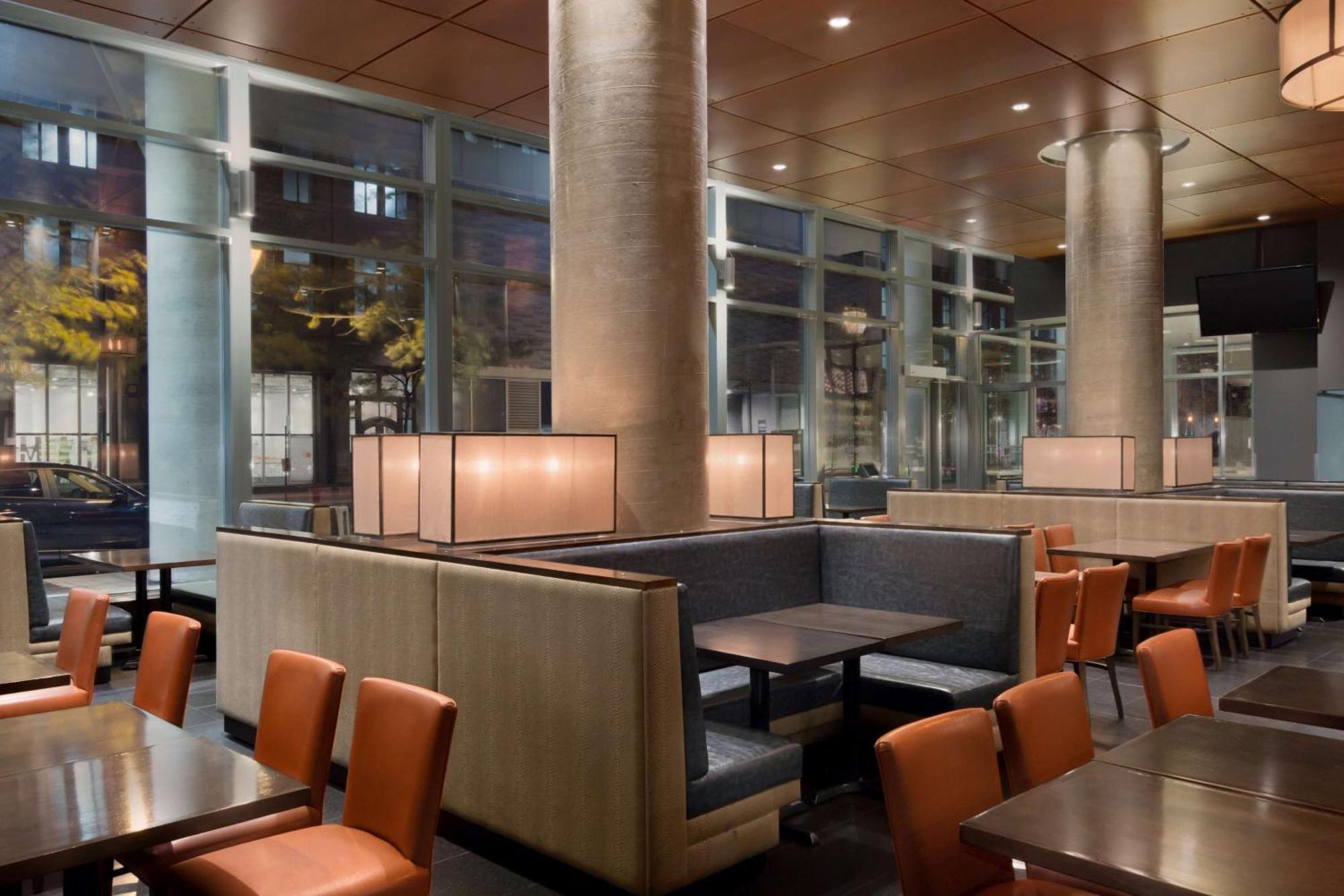 Embassy Suites By Hilton - Montreal Bagian luar foto