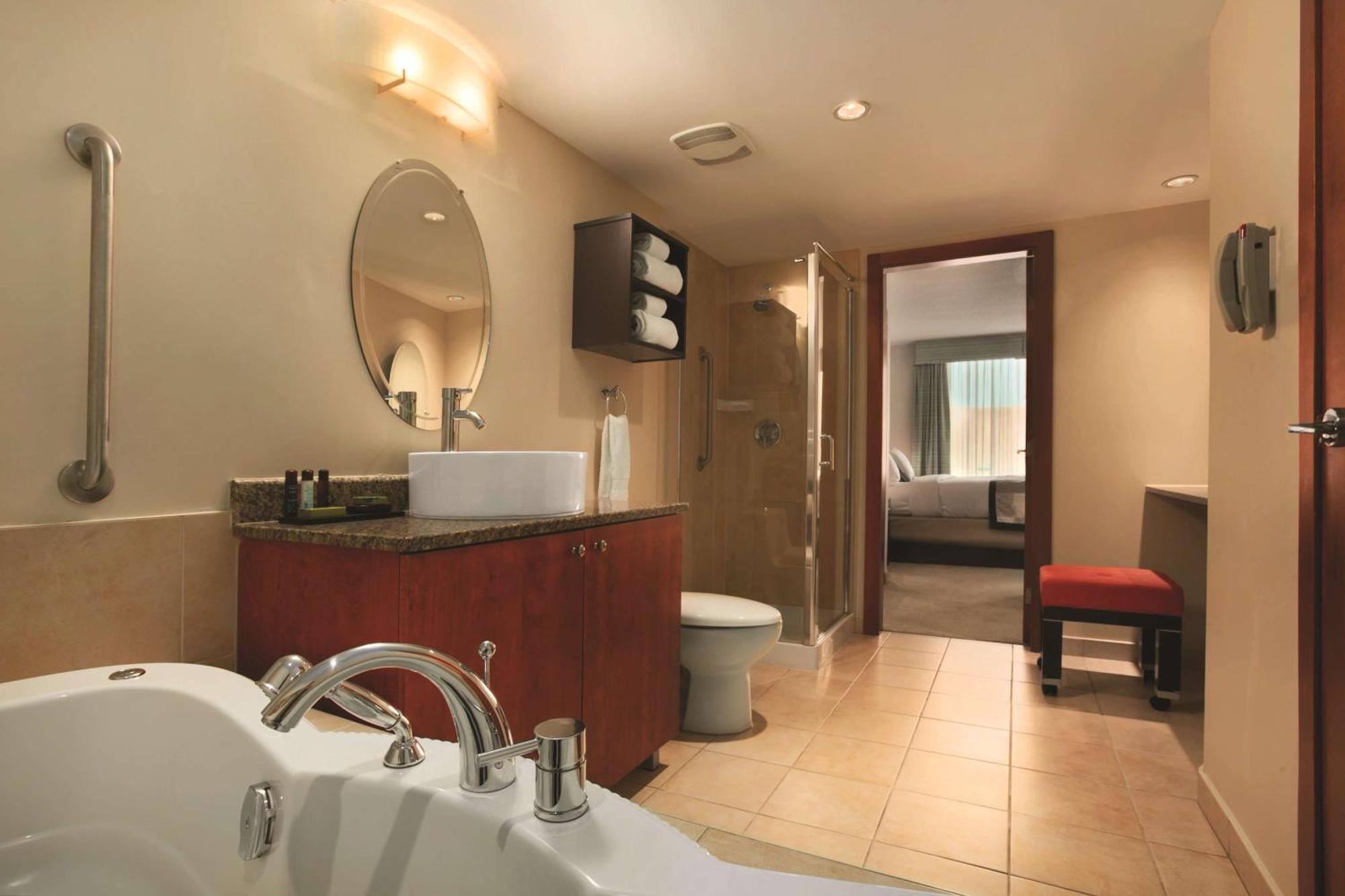Embassy Suites By Hilton - Montreal Bagian luar foto