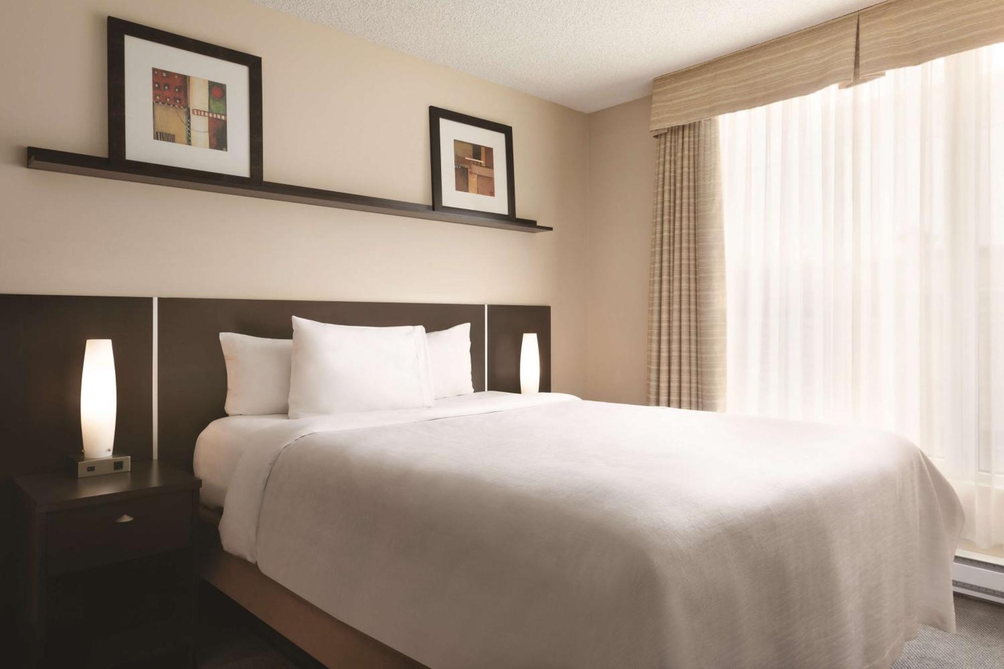 Embassy Suites By Hilton - Montreal Bagian luar foto