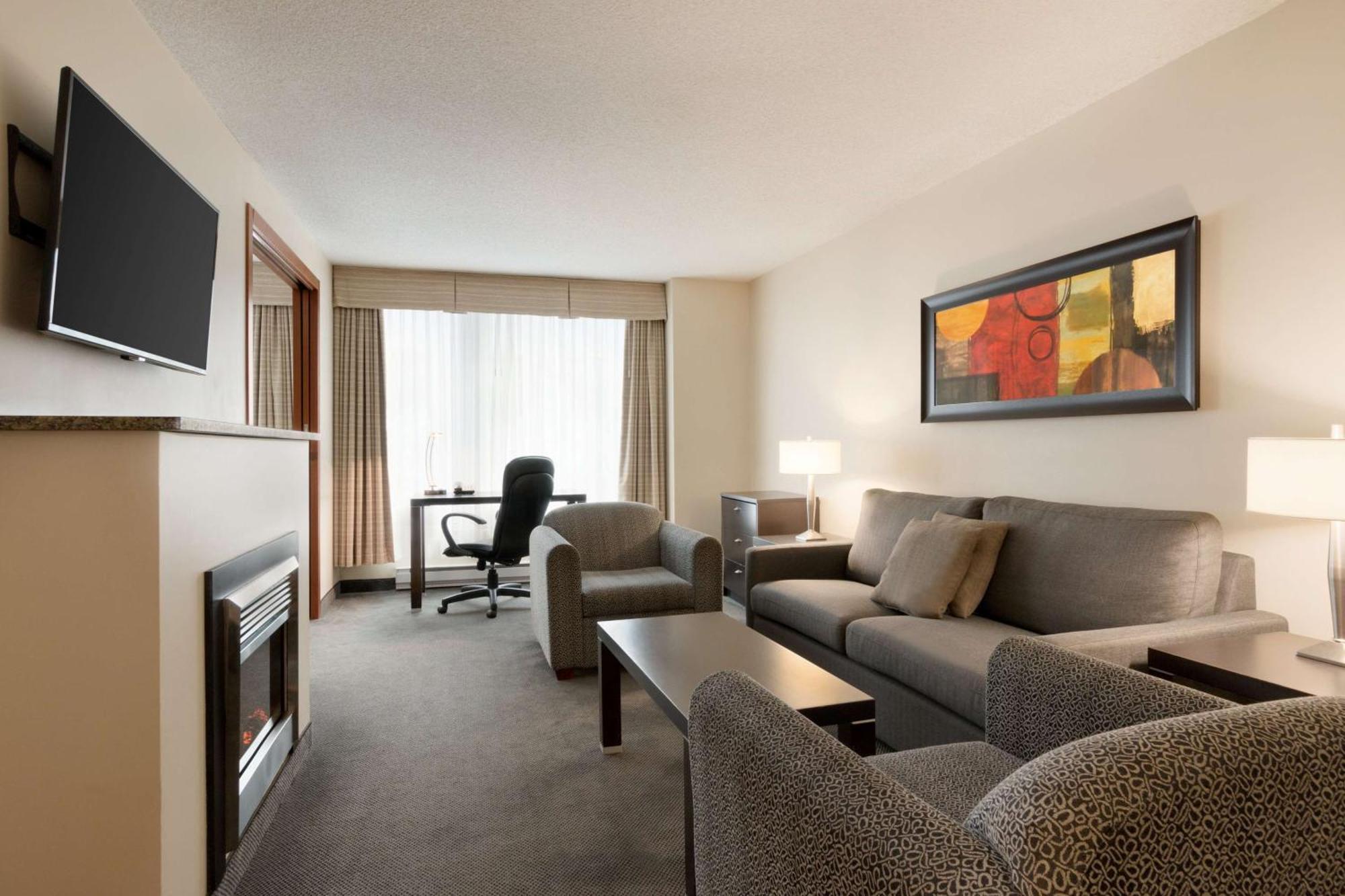 Embassy Suites By Hilton - Montreal Bagian luar foto