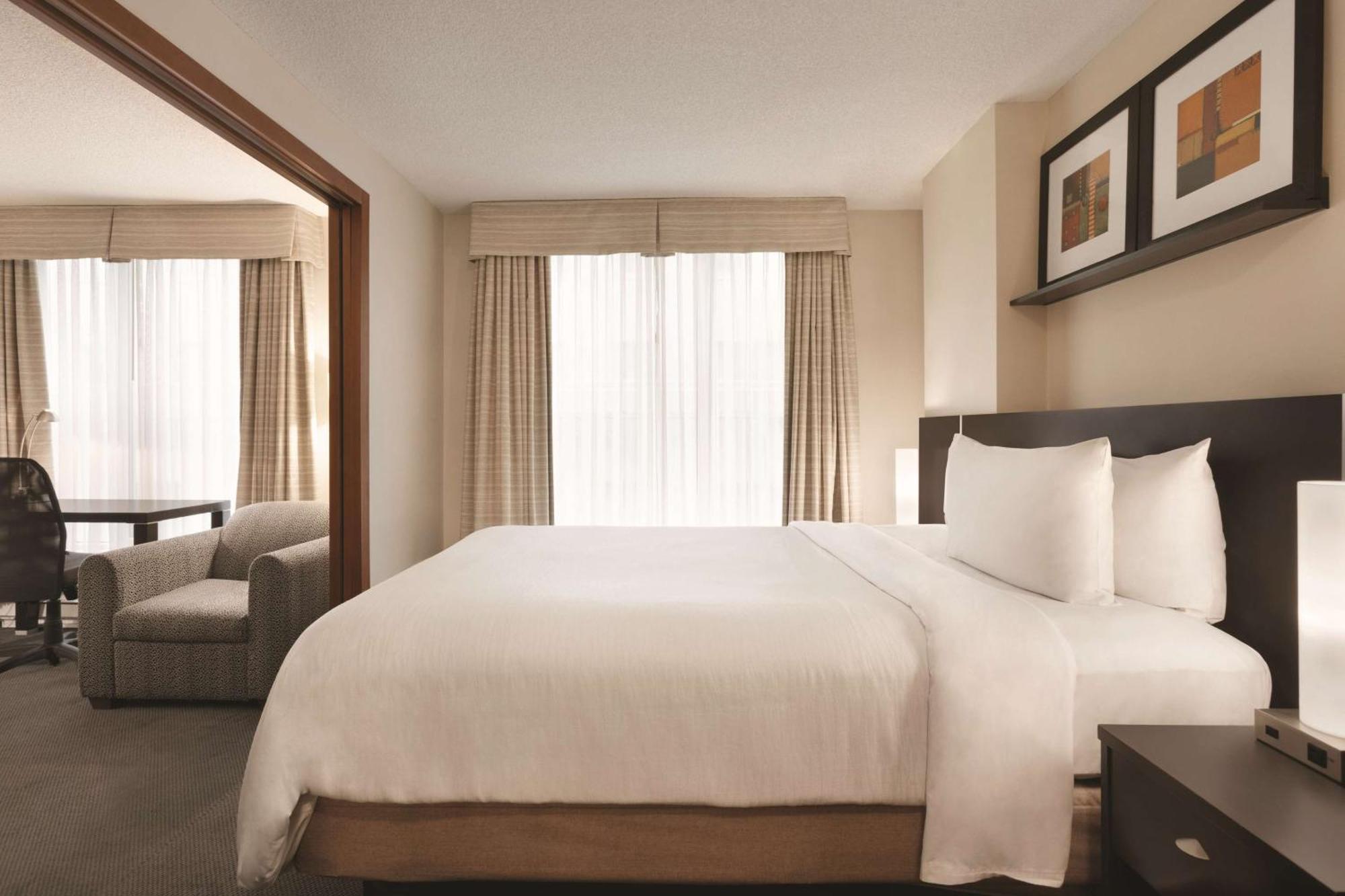 Embassy Suites By Hilton - Montreal Bagian luar foto