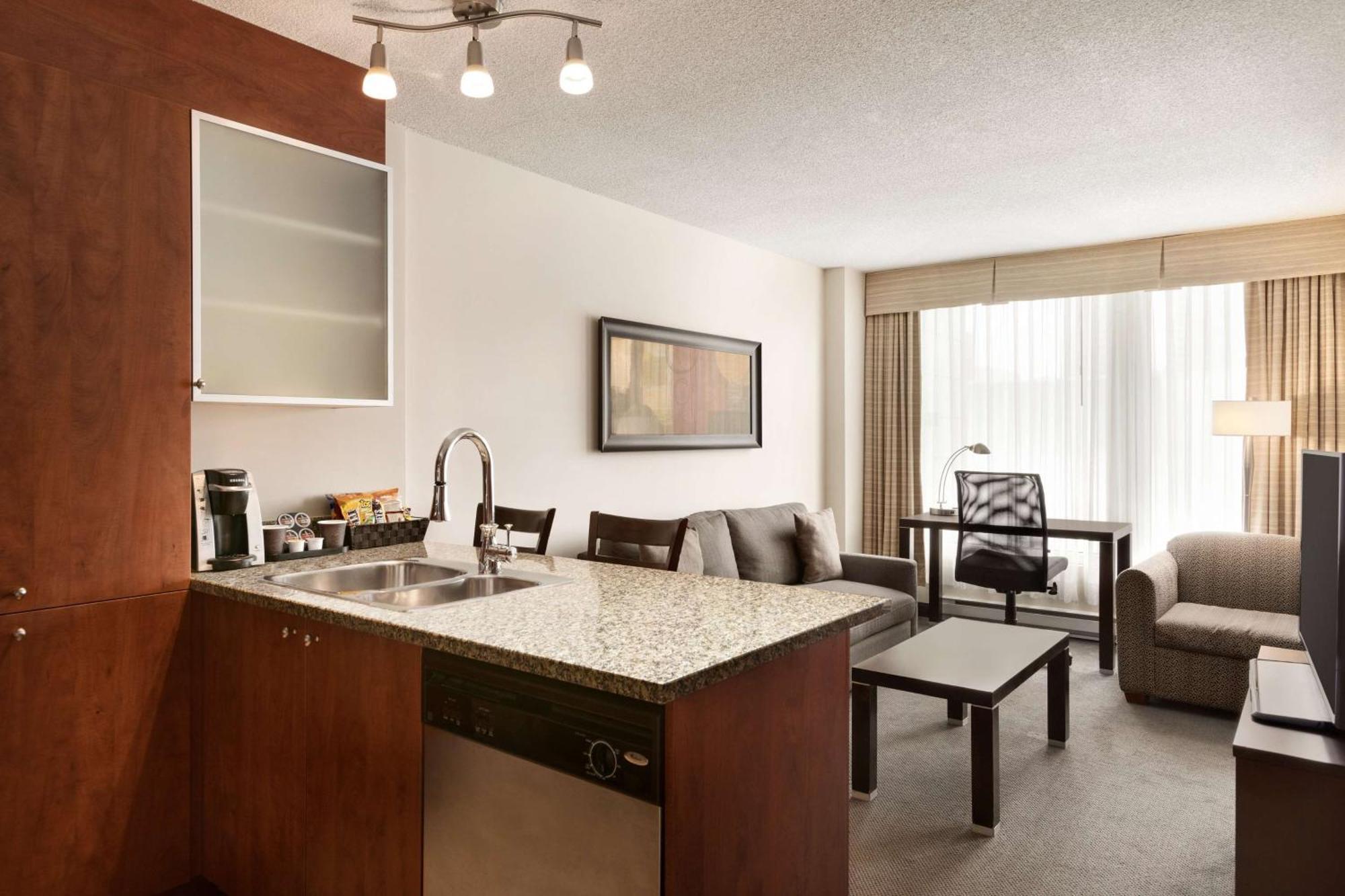 Embassy Suites By Hilton - Montreal Bagian luar foto
