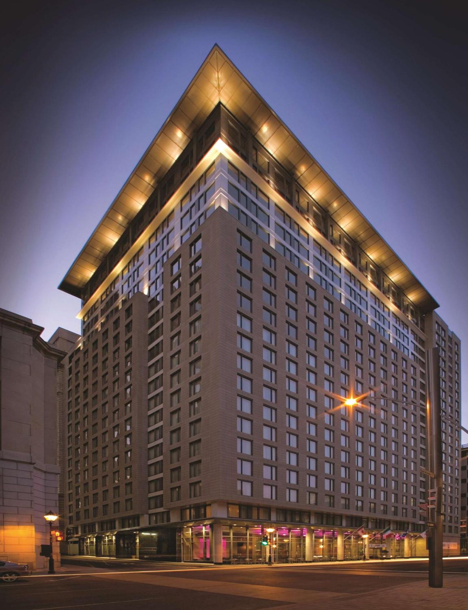 Embassy Suites By Hilton - Montreal Bagian luar foto