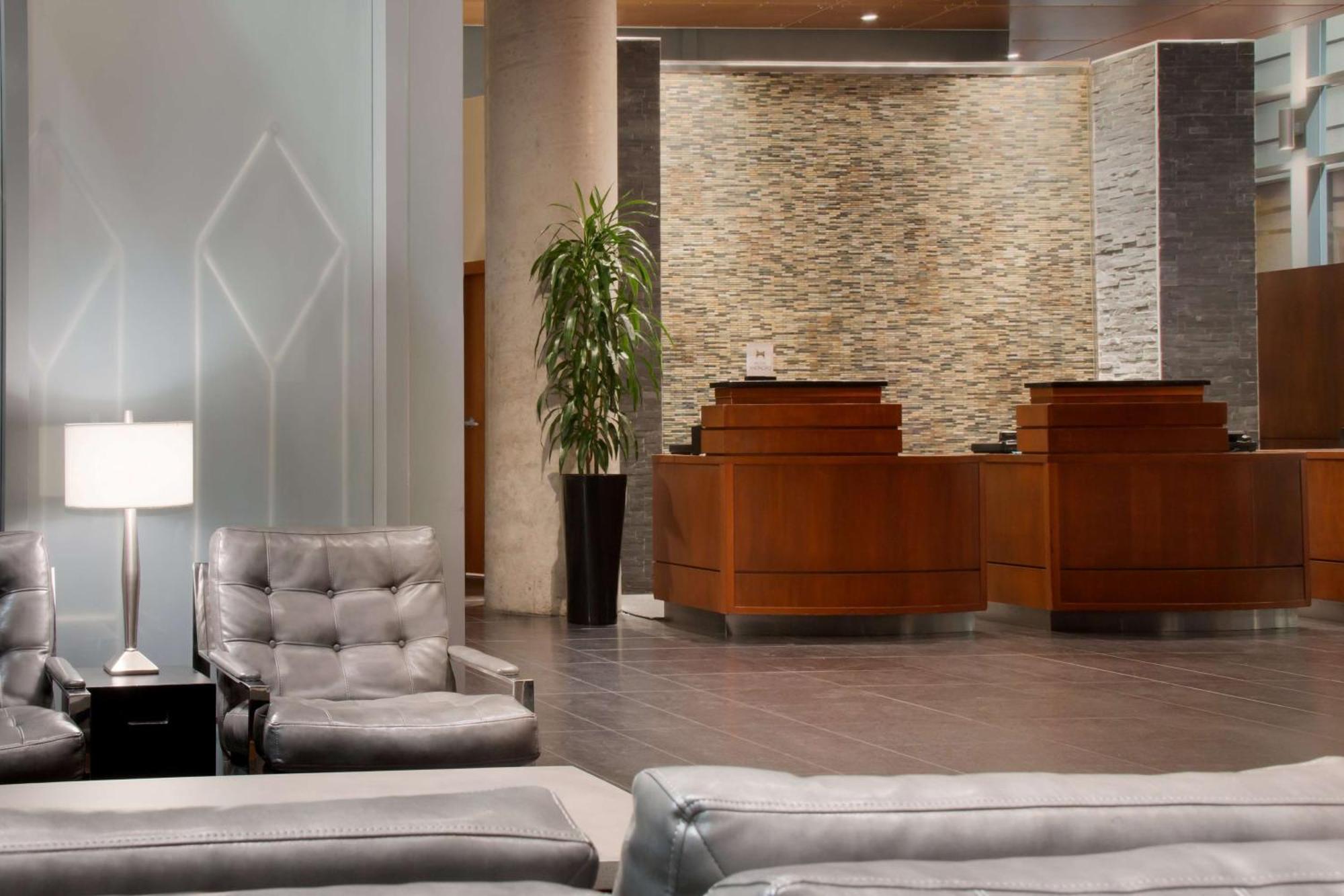 Embassy Suites By Hilton - Montreal Bagian luar foto